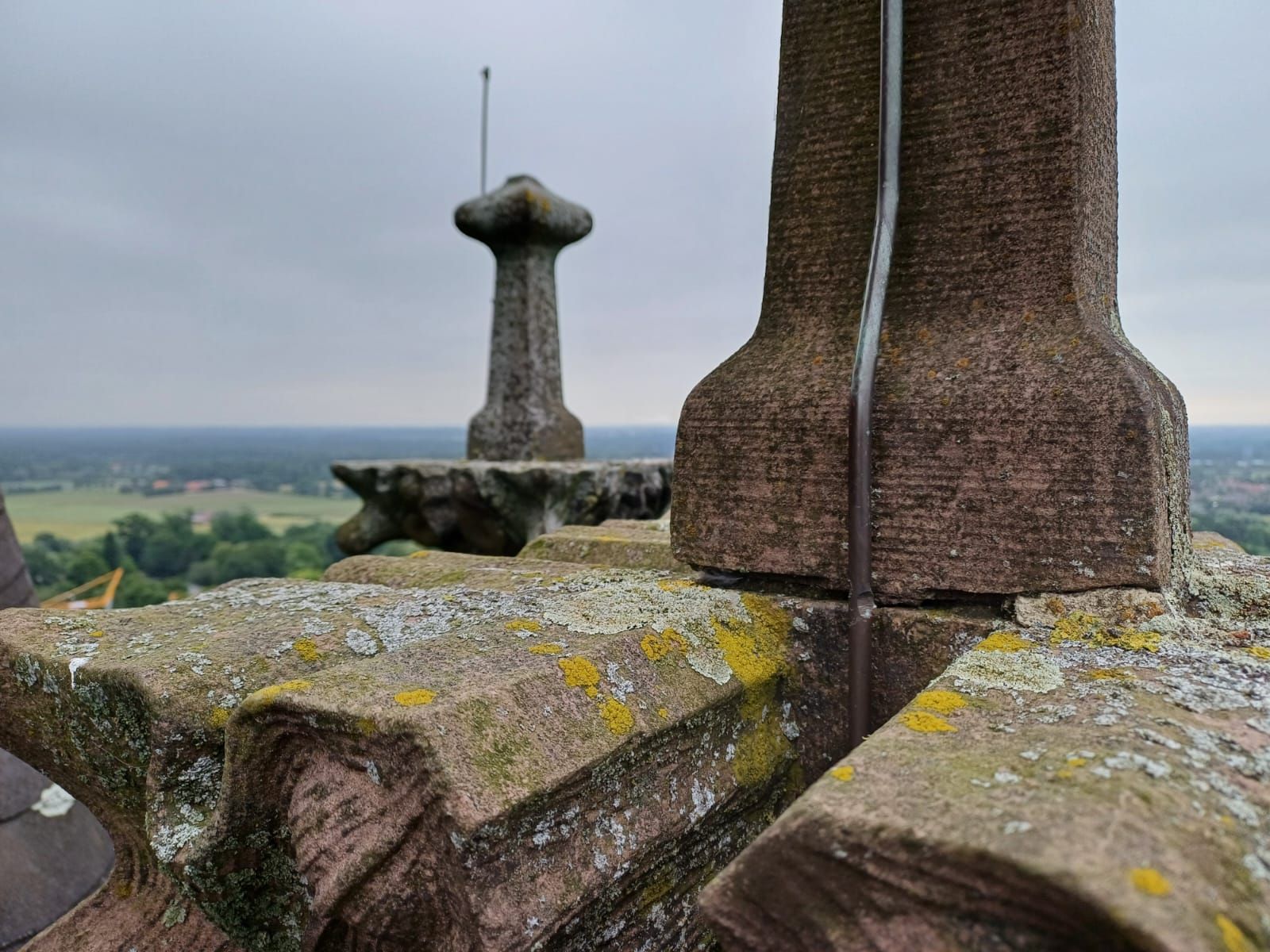 Steinelemente auf dem Dach eines historischen Gebäudes