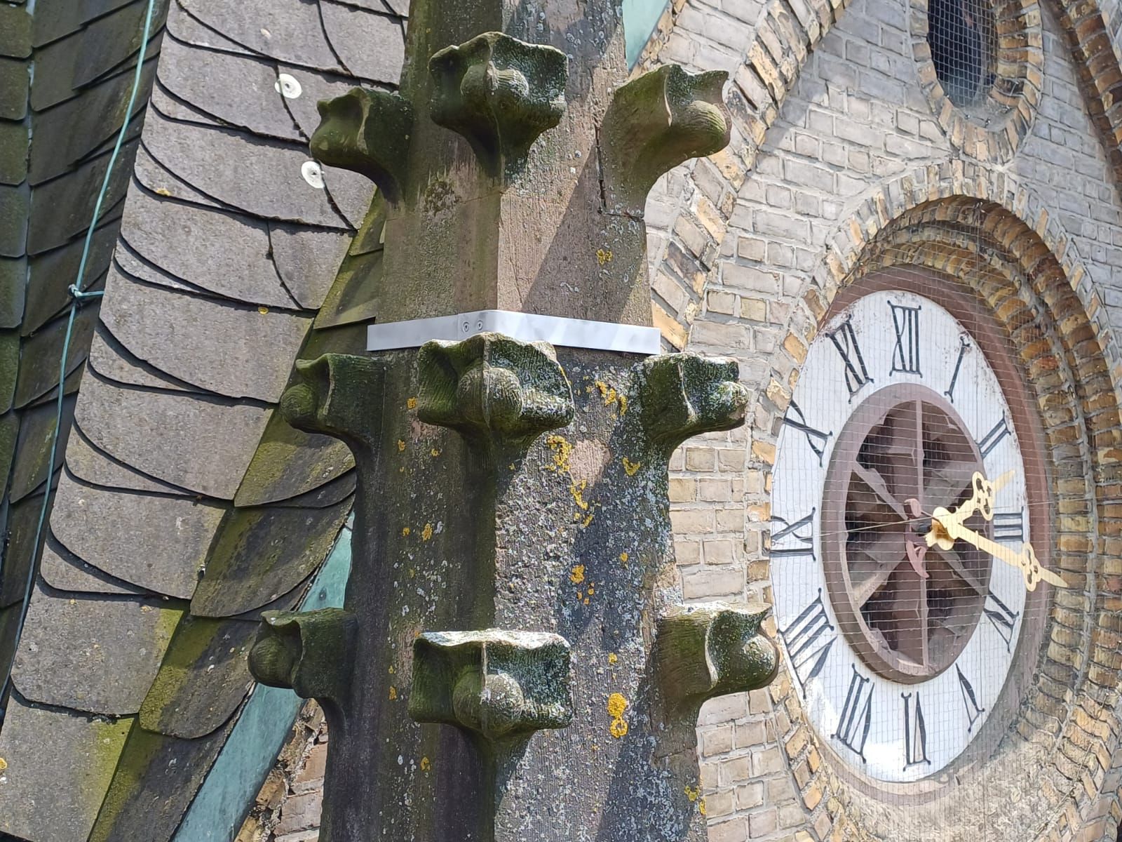 Eine Uhr an der Seite eines Gebäudes mit römischen Ziffern