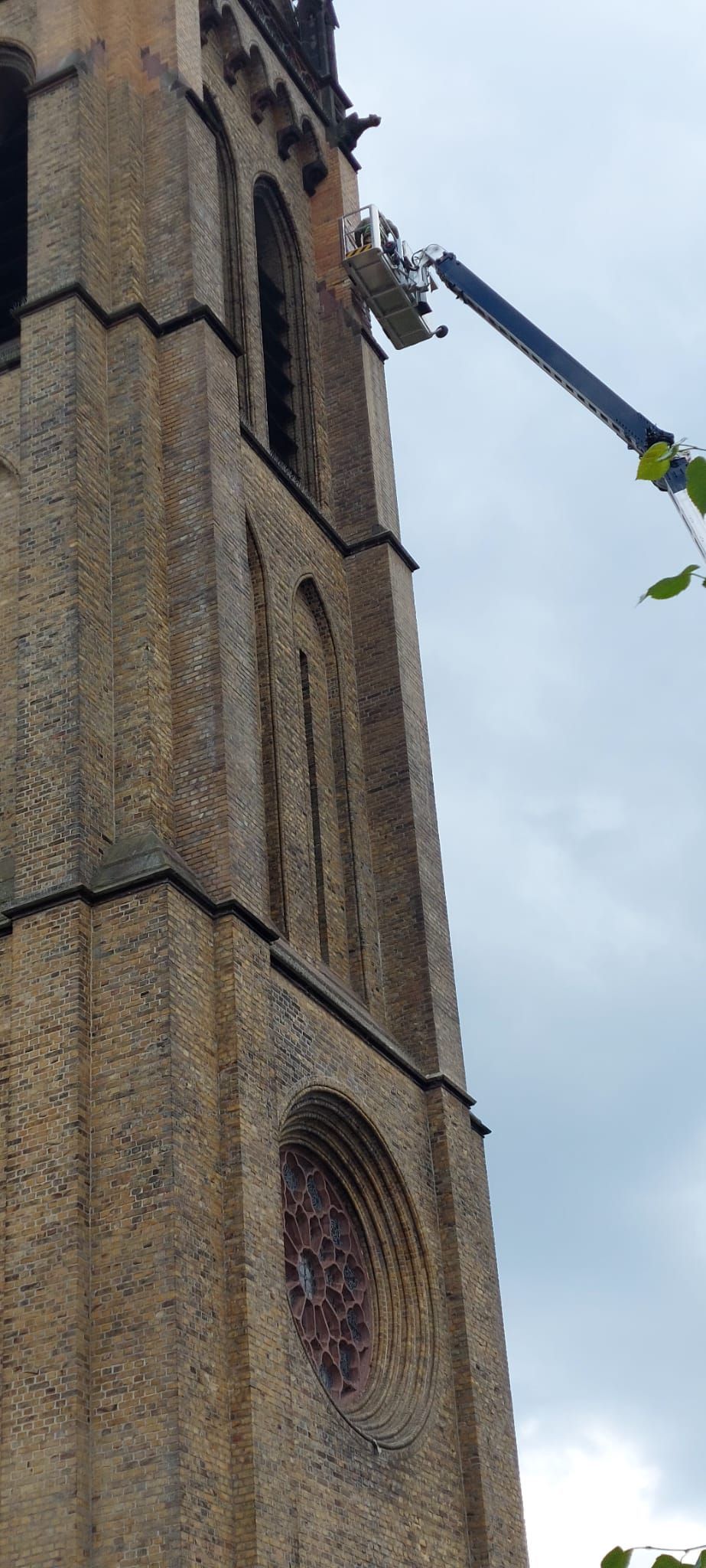 Ein großes Backsteingebäude mit einem daran befestigten Kran.