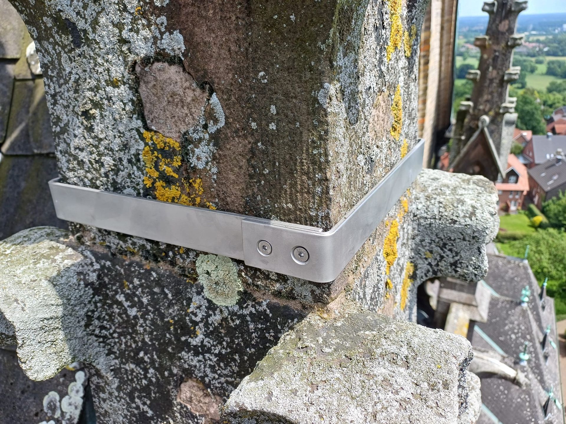 Eine Metallhalterung ist an einer Steinsäule befestigt