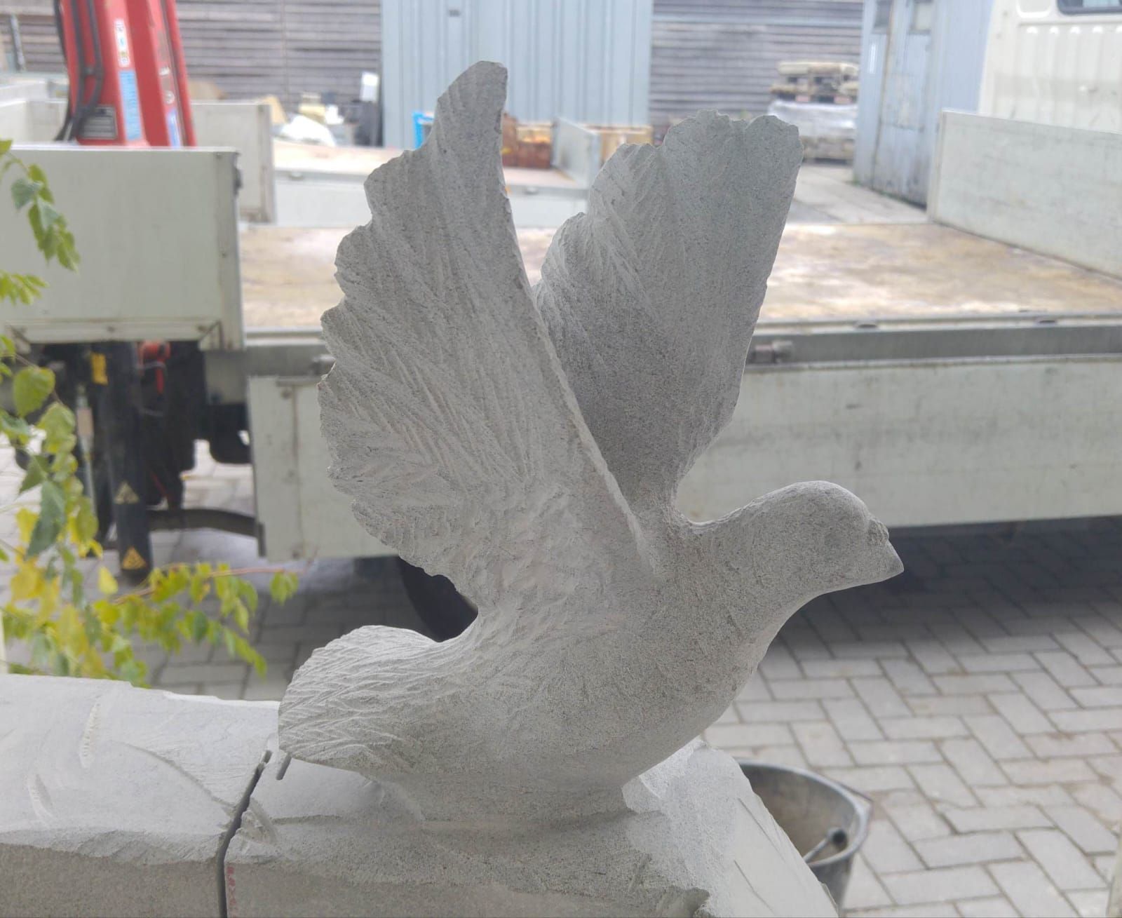 Eine Statue eines Vogels mit ausgebreiteten Flügeln