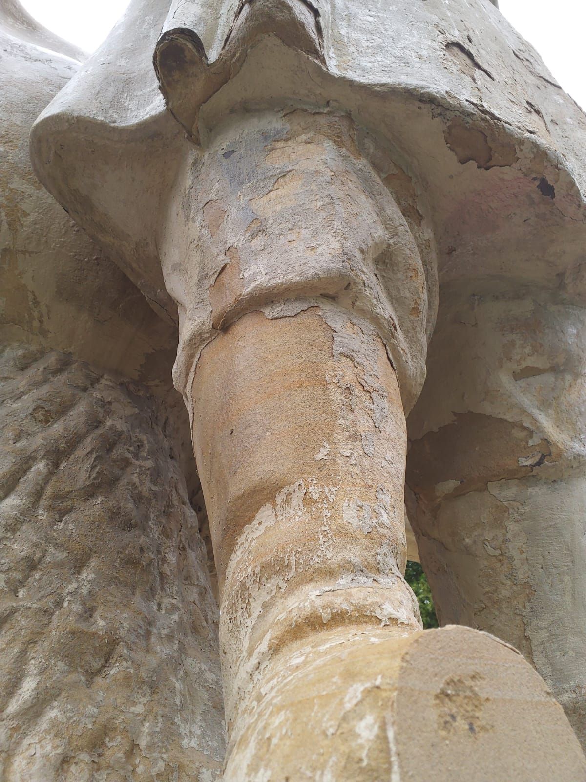 Nahaufnahme einer reparierten Denkmalskulptur