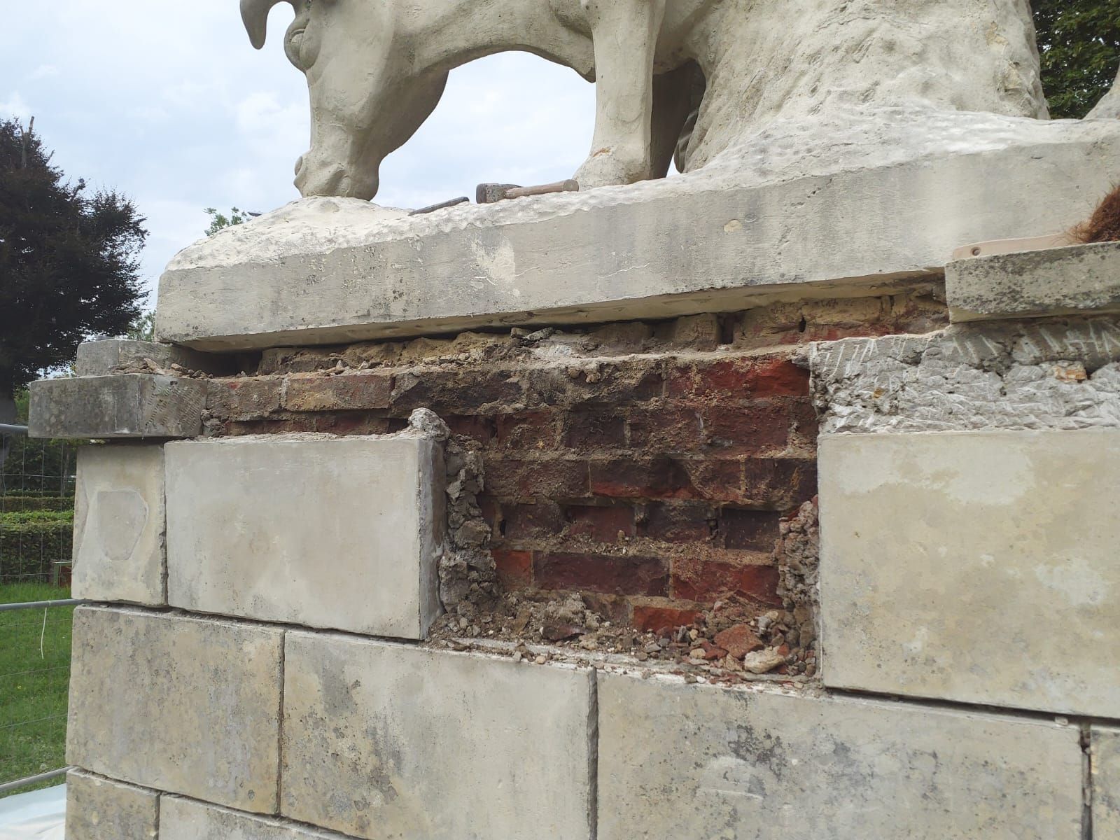 Kaputter Sockel eines Denkmals