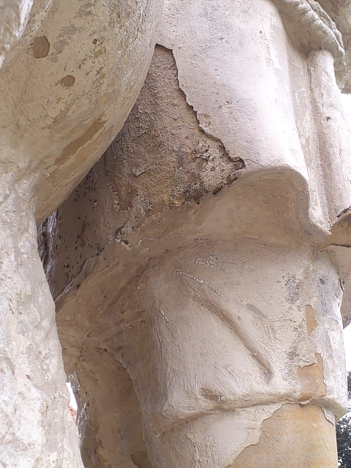 Nahaufnahme einer kaputten Denkmalskulptur