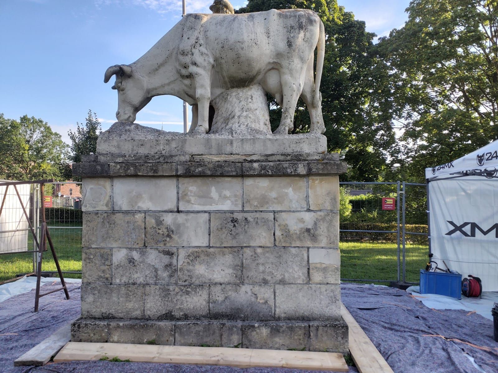 Eine Statue einer Kuh, die auf einer Ziegelsäule steht