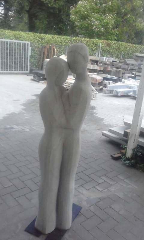 Skulptur eines Paares aus weißem Stein
