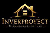 Logotipo de la inmobiliaria Inverproyect con un icono de una casa de cobre y un eslogan sobre un fondo negro.