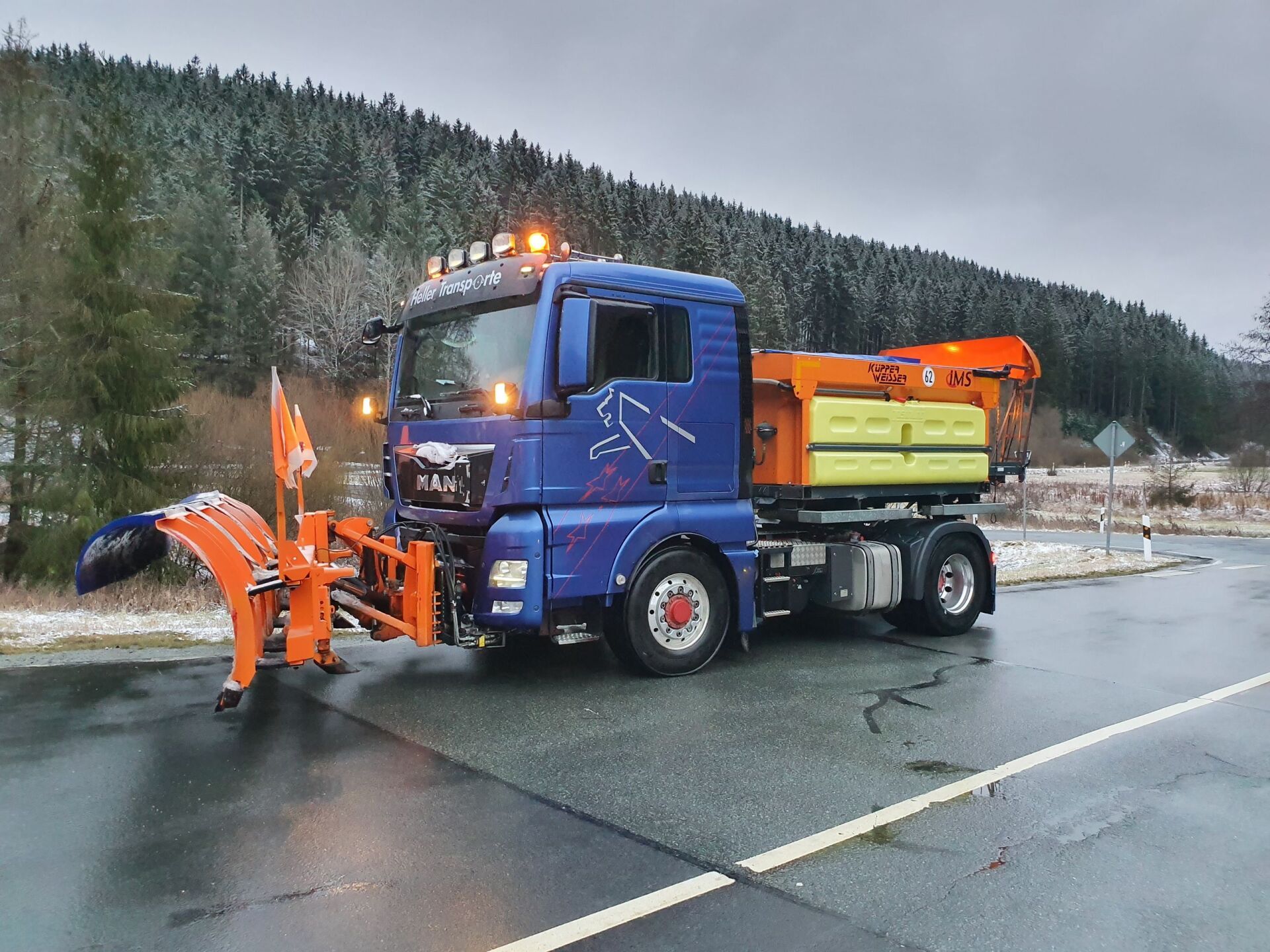Transporter und Bagger der Firma Heller Transporte GmbH & Co. KG