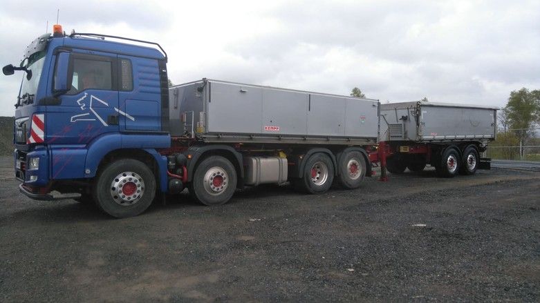 Schwerlast Transporter der Firma Heller Transporte GmbH & Co. KG mit extra Anhänger