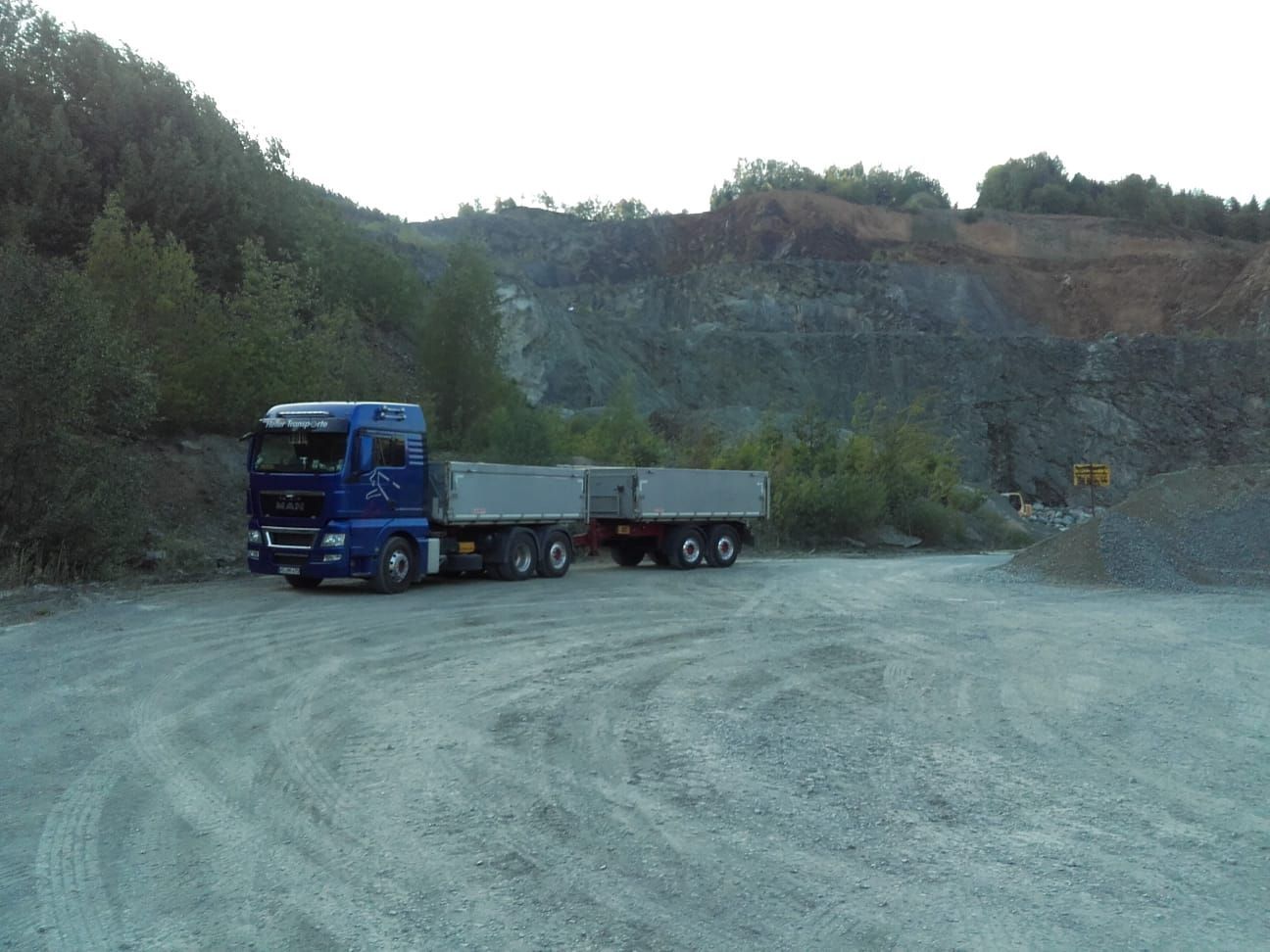 Transporter und Bagger der Firma Heller Transporte GmbH & Co. KG