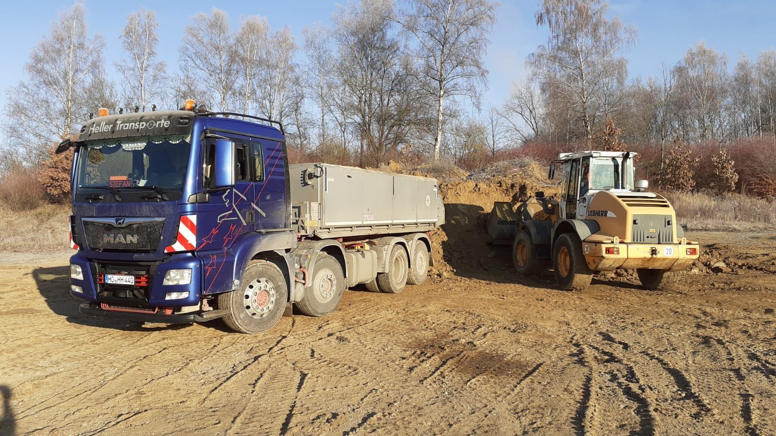 Transporter und Bagger der Firma Heller Transporte GmbH & Co. KG