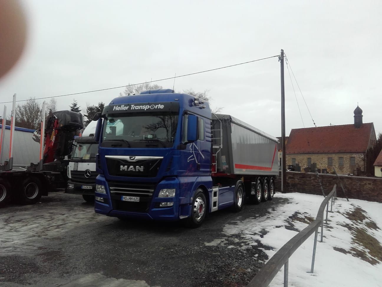 Transporter und Bagger der Firma Heller Transporte GmbH & Co. KG