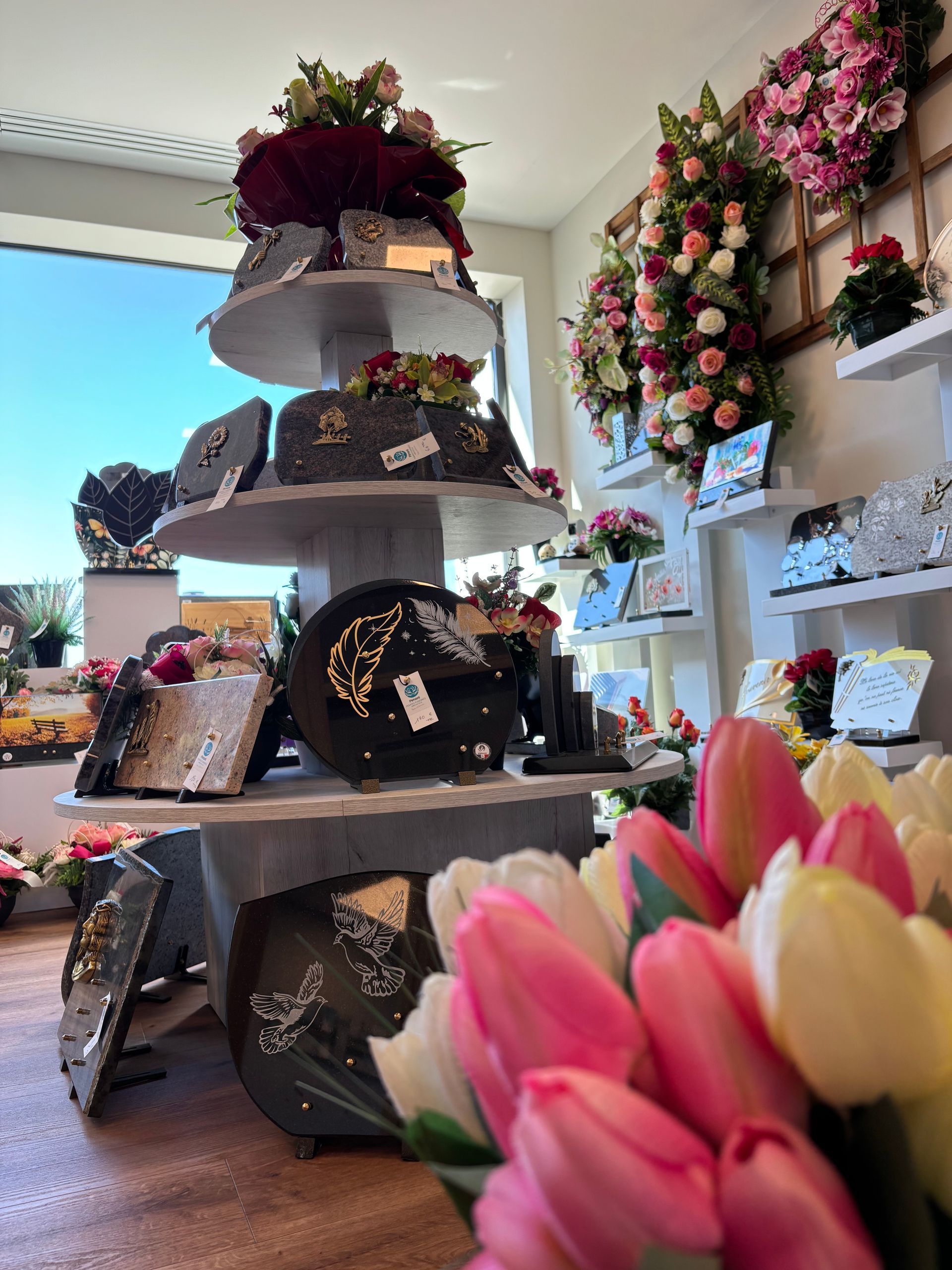 Présentoir de fleuriste avec des présentoirs à plusieurs niveaux de bouquets et de couronnes.