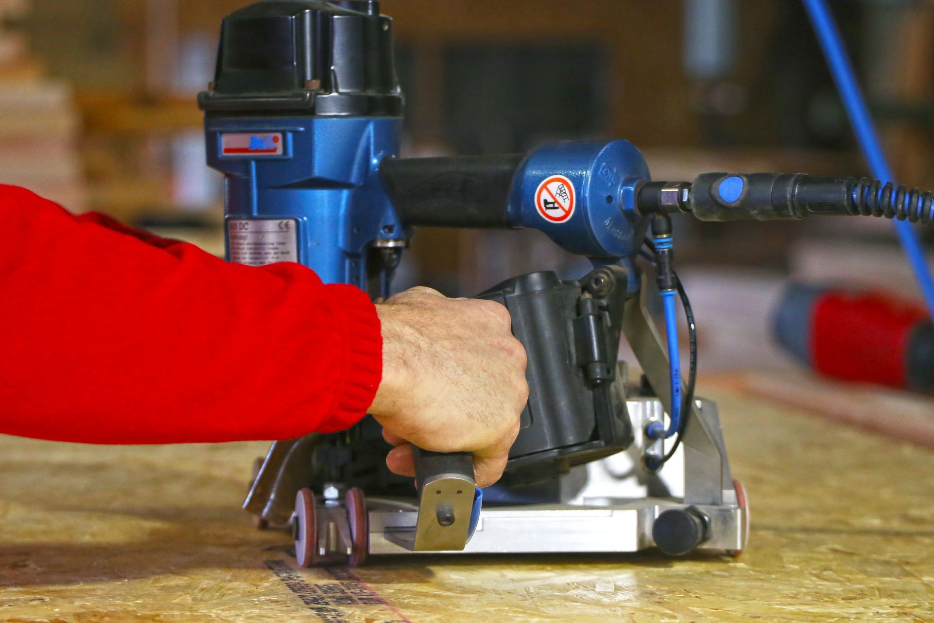 Mains utilisant un outil de découpe