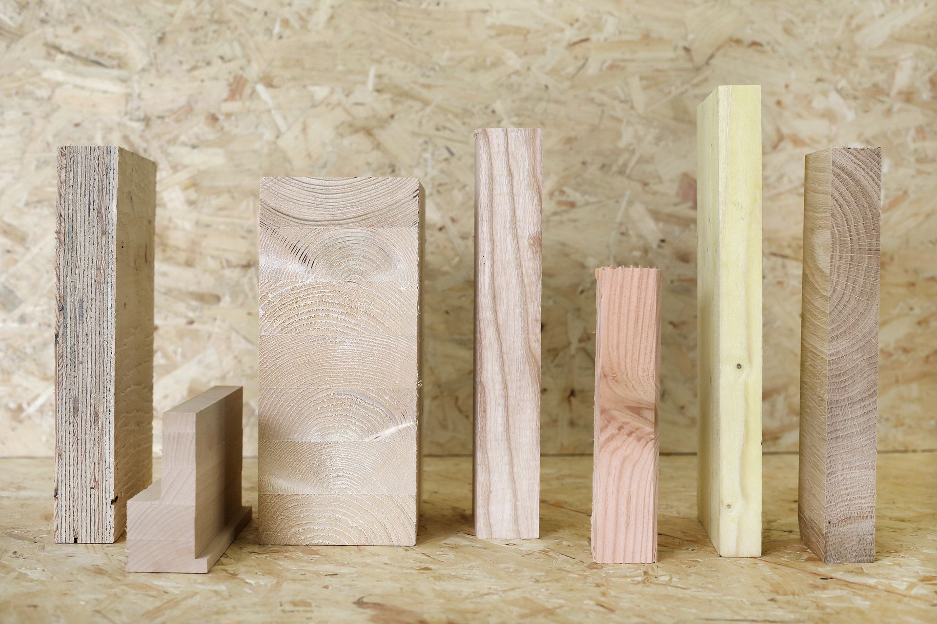 L'équipe de l'entreprise Cordhomme & Bois posant devant un véhicule avec grue