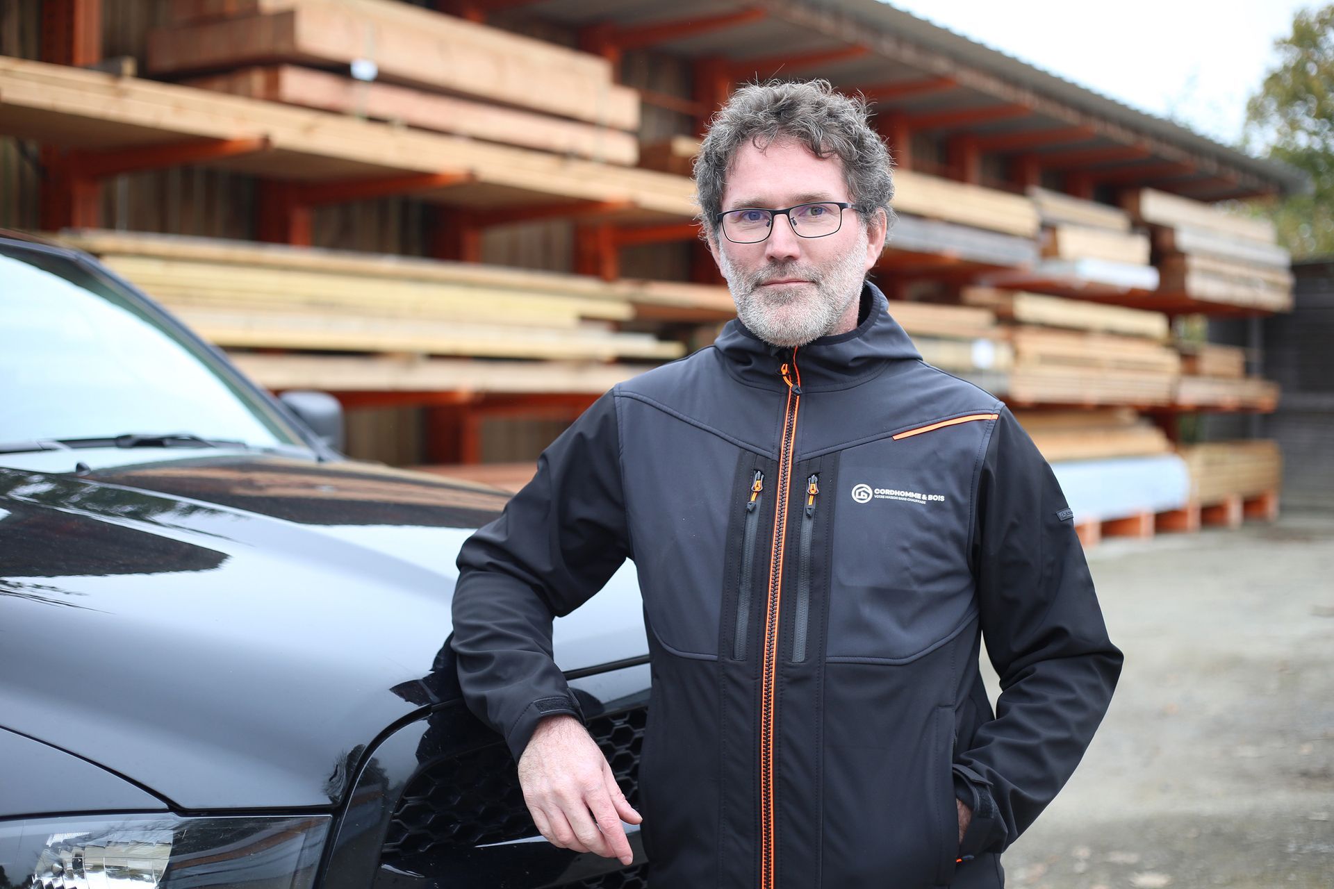 Monsieur Cordhomme devant un véhicule