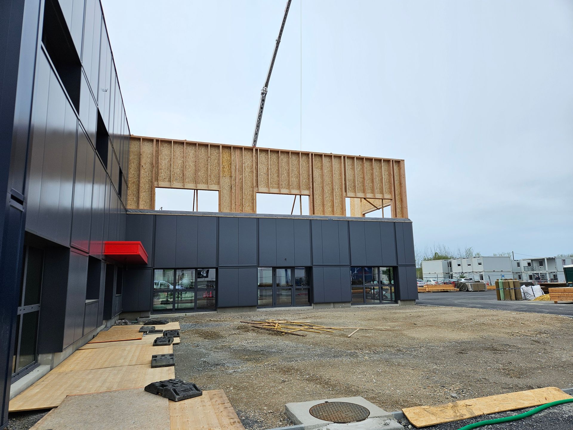 Profil d'une portion d'un énorme bâtiment en chantier