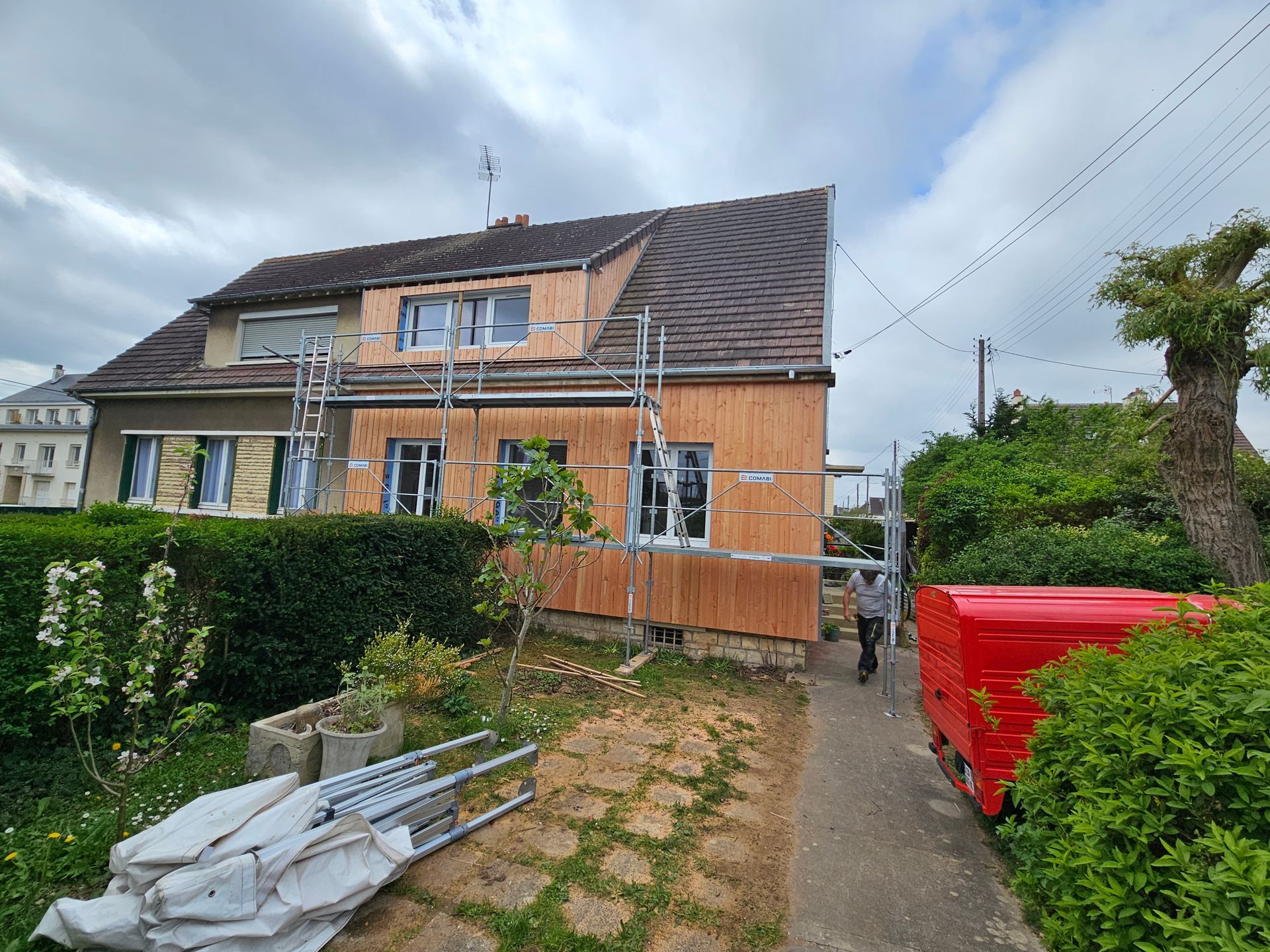 Maison mitoyenne dont la partie droite a un bardage en bois