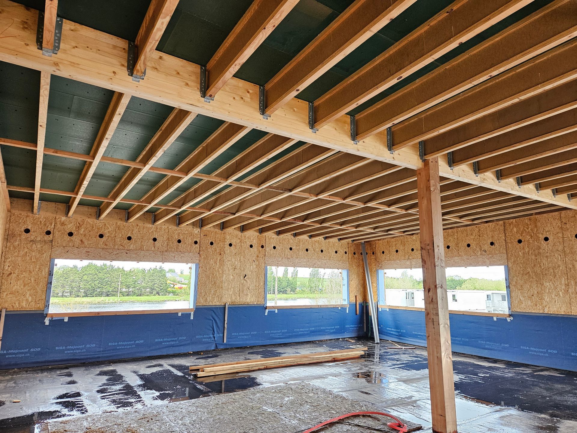 Intérieur d'un bâtiment en travaux avec ossature en bois