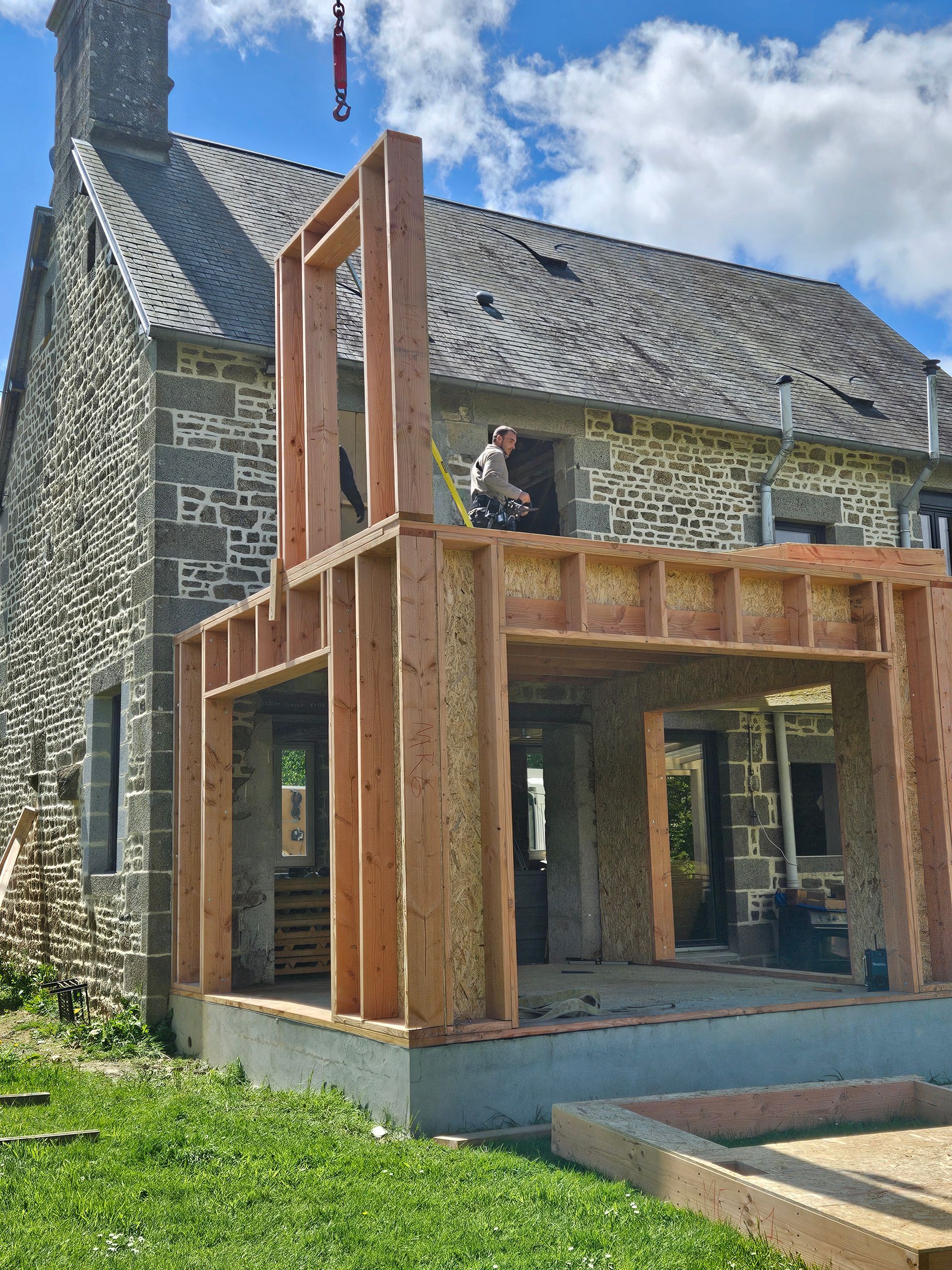 Extension d'une maison en bois en cours de construction