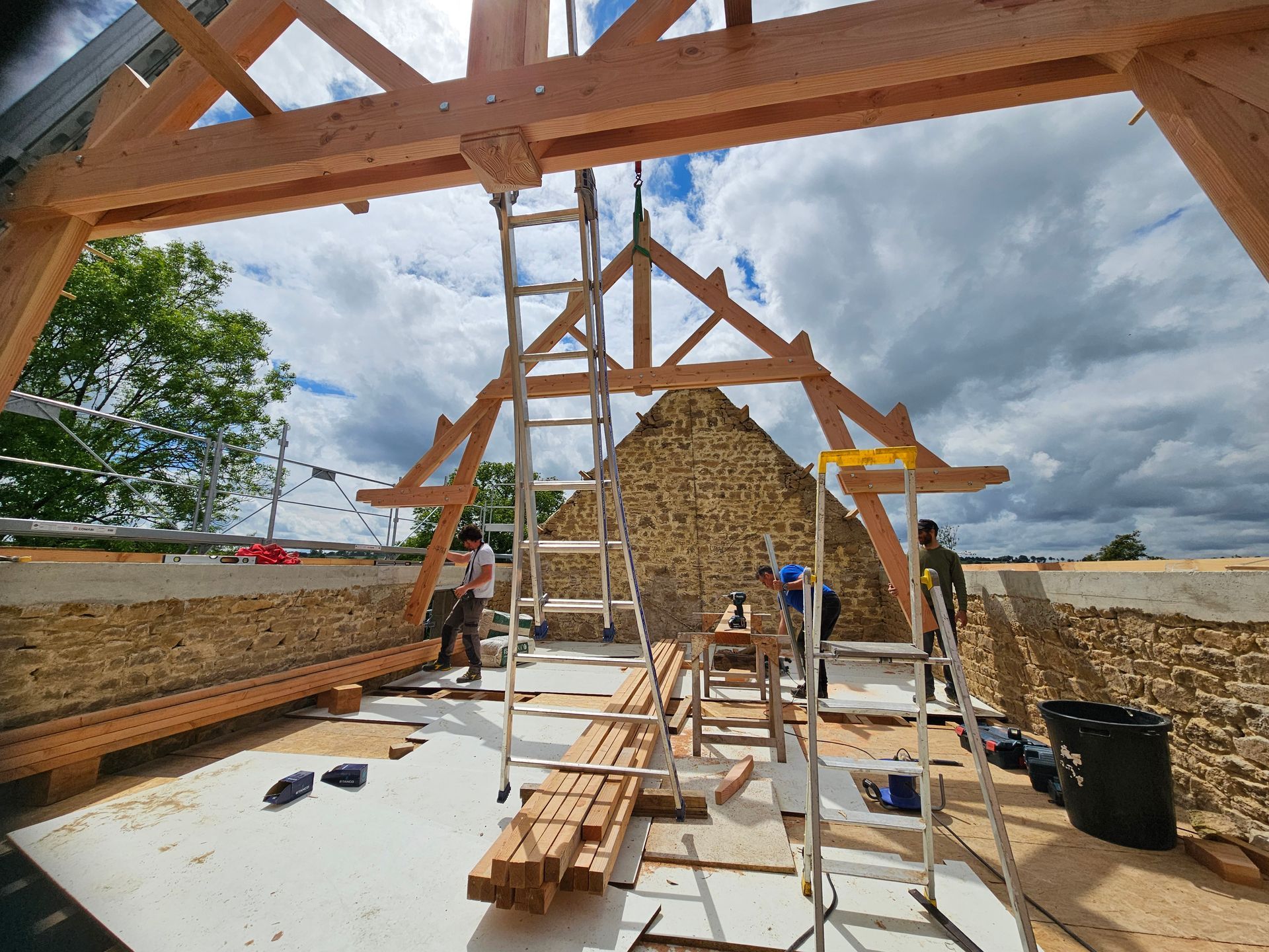 Des ouvriers travaillant au niveau d'une ferme de charpente