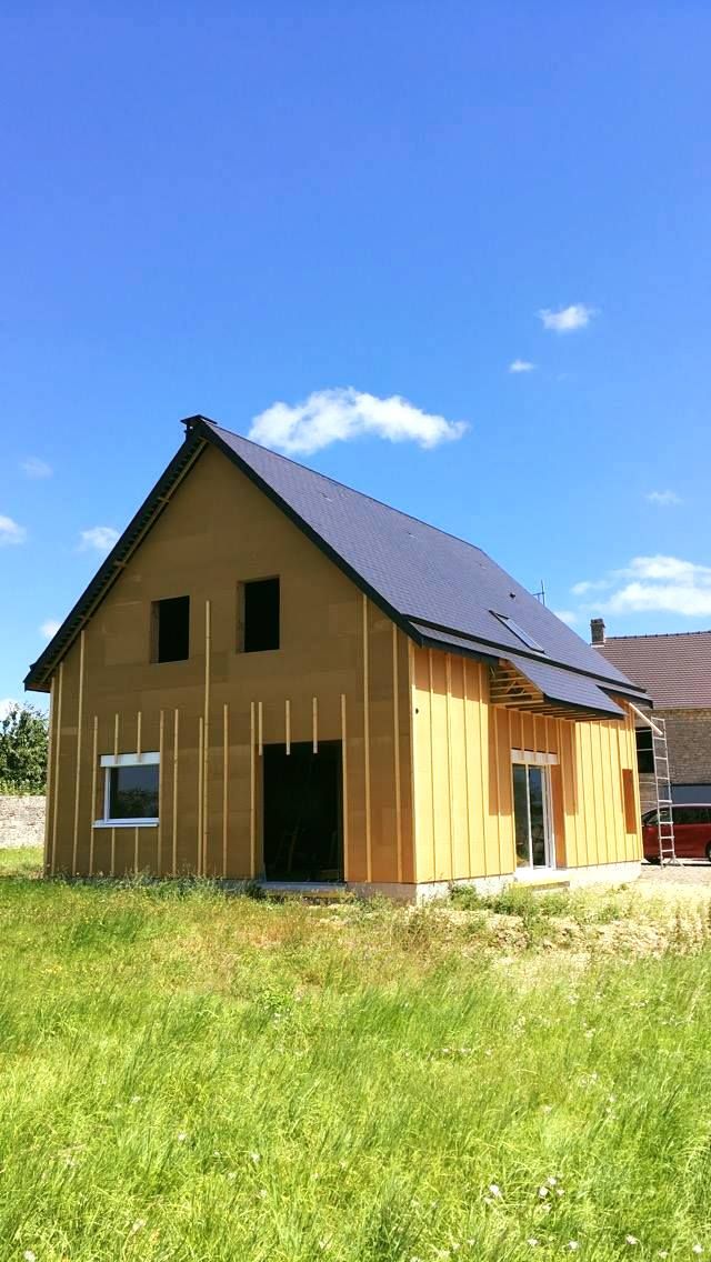 Maison sur deux niveaux en bois