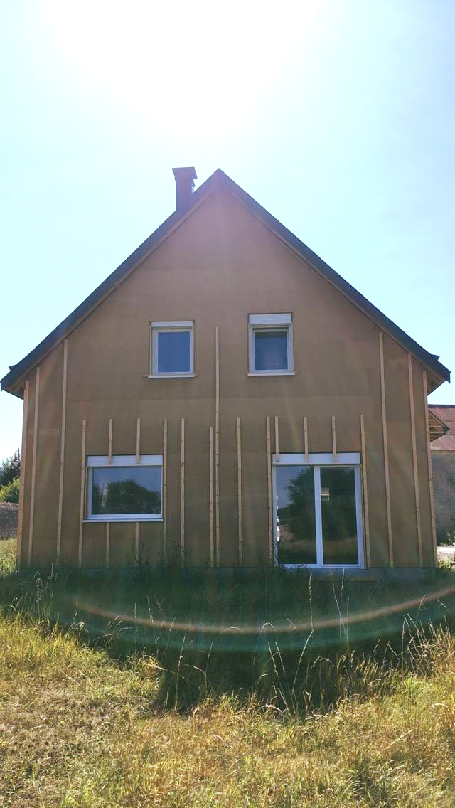Façade d'une maison sur deux niveaux au bois clair