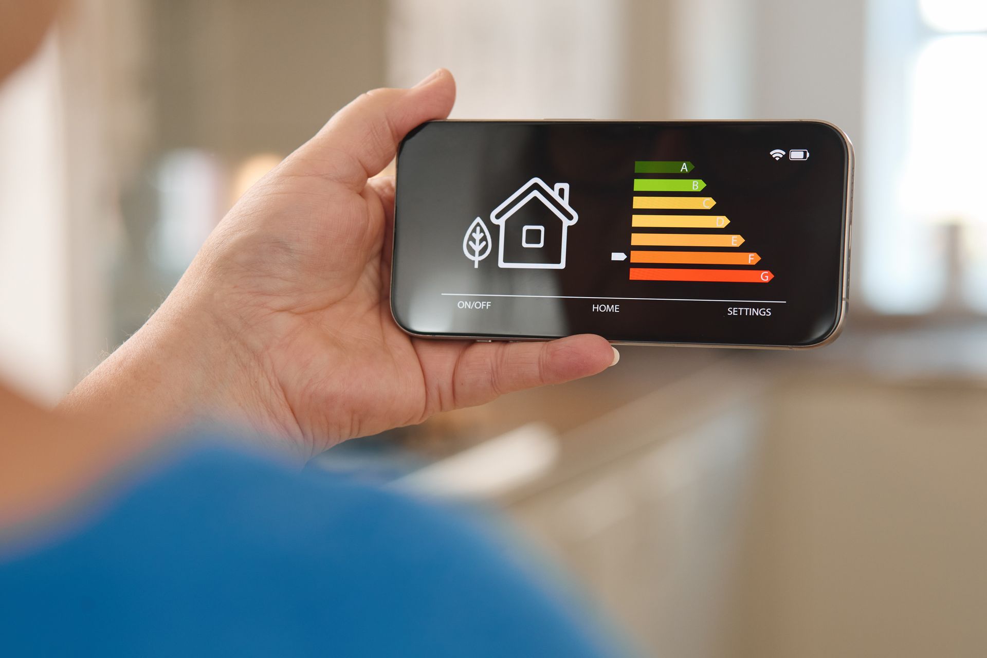 Une personne regardant la note énergétique sur son smartphone