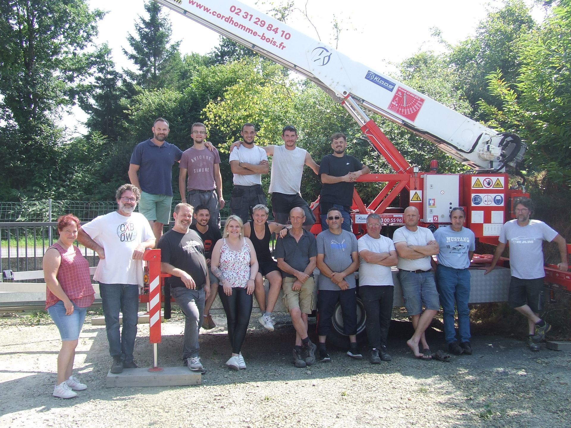 L'équipe de l'entreprise Cordhomme & Bois posant devant un véhicule avec grue