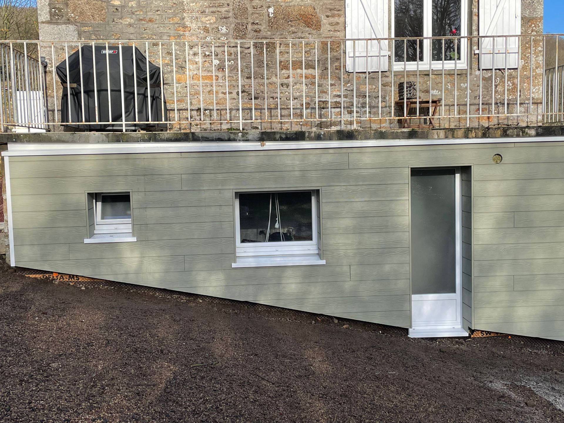 Sous-sol apparent d'une maison à l'extérieur rénové