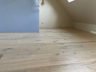 Parquet de couleur claire d'une pièce vide