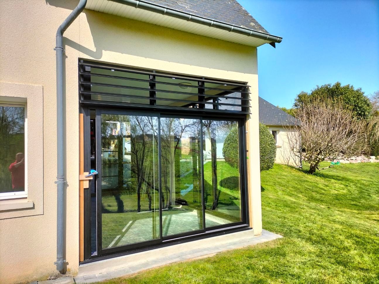 Grand baie vitrée d'une maison