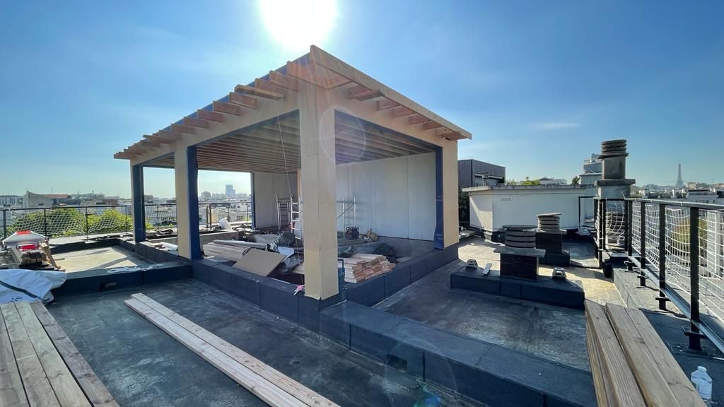 Maison en construction sur le toit d'un bâtiment