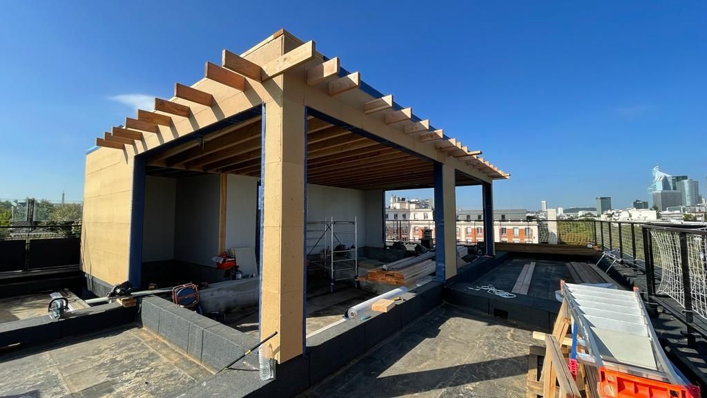 Construction d'une maison sur le toit d'un bâtiment