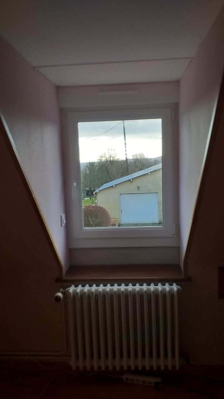 Petite fenêtre au-dessus d'un radiateur