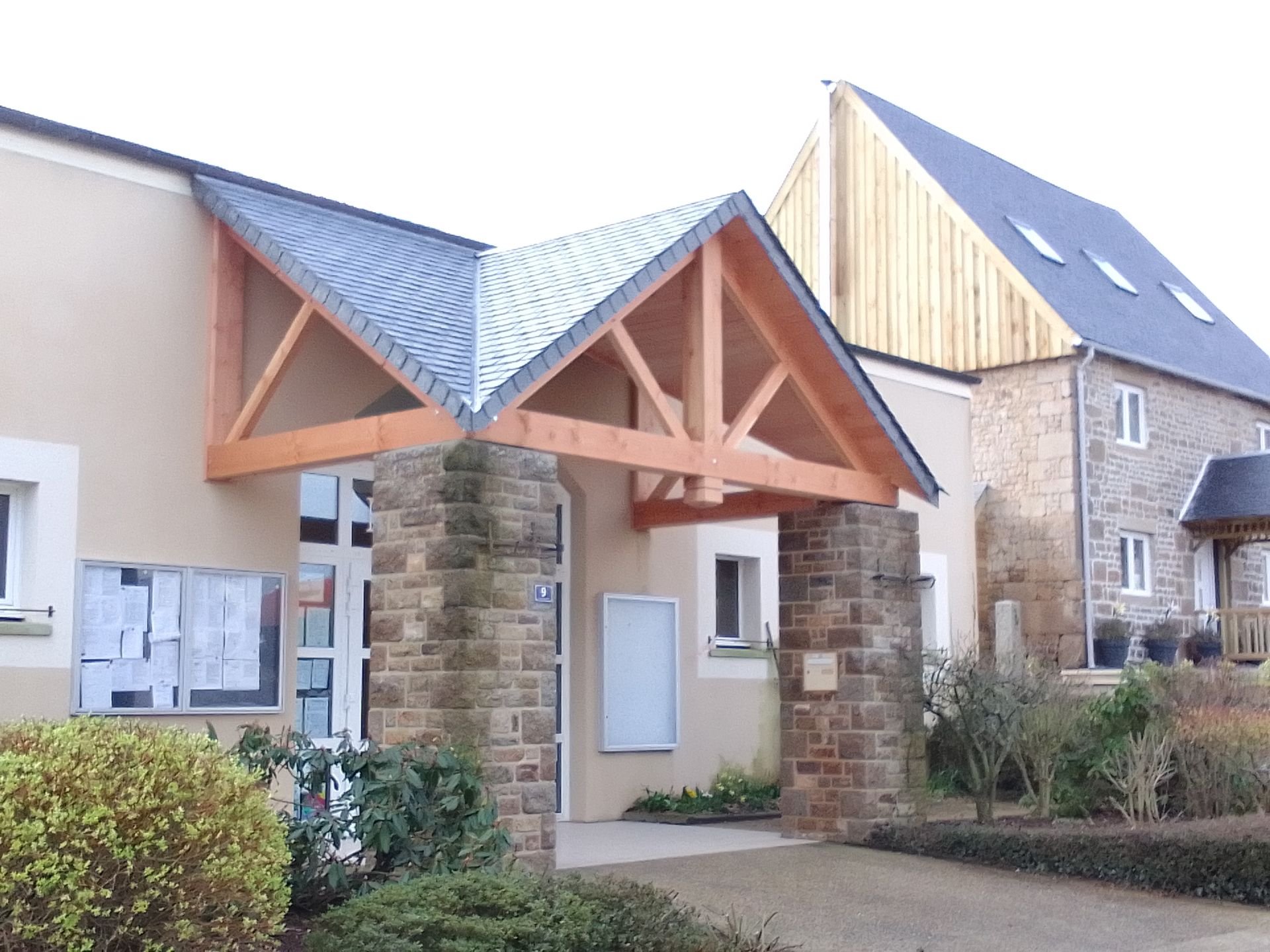 Charpente claire au-dessus de la porte d'entrée d'un bâtiment