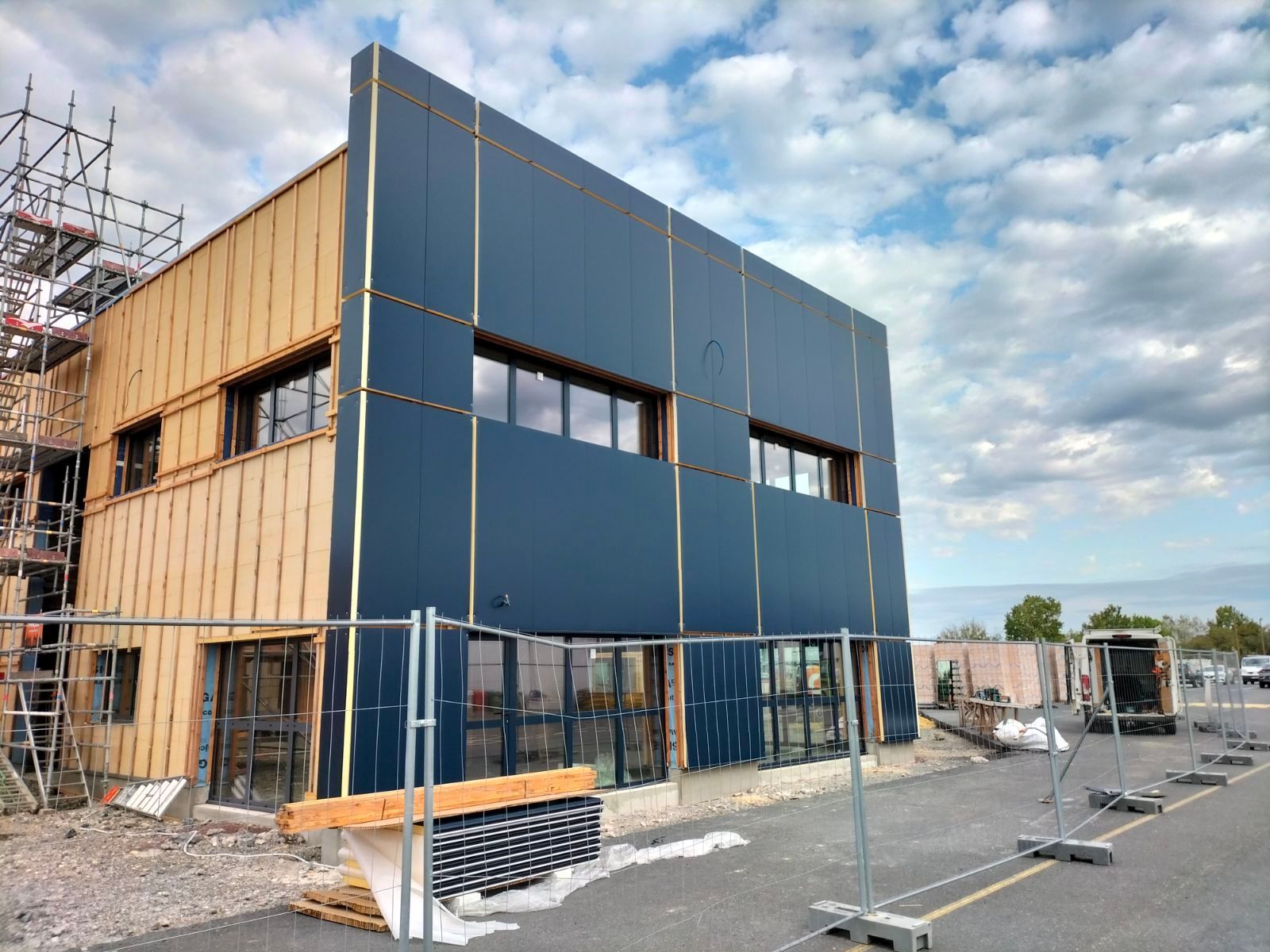 Grand bâtiment en chantier