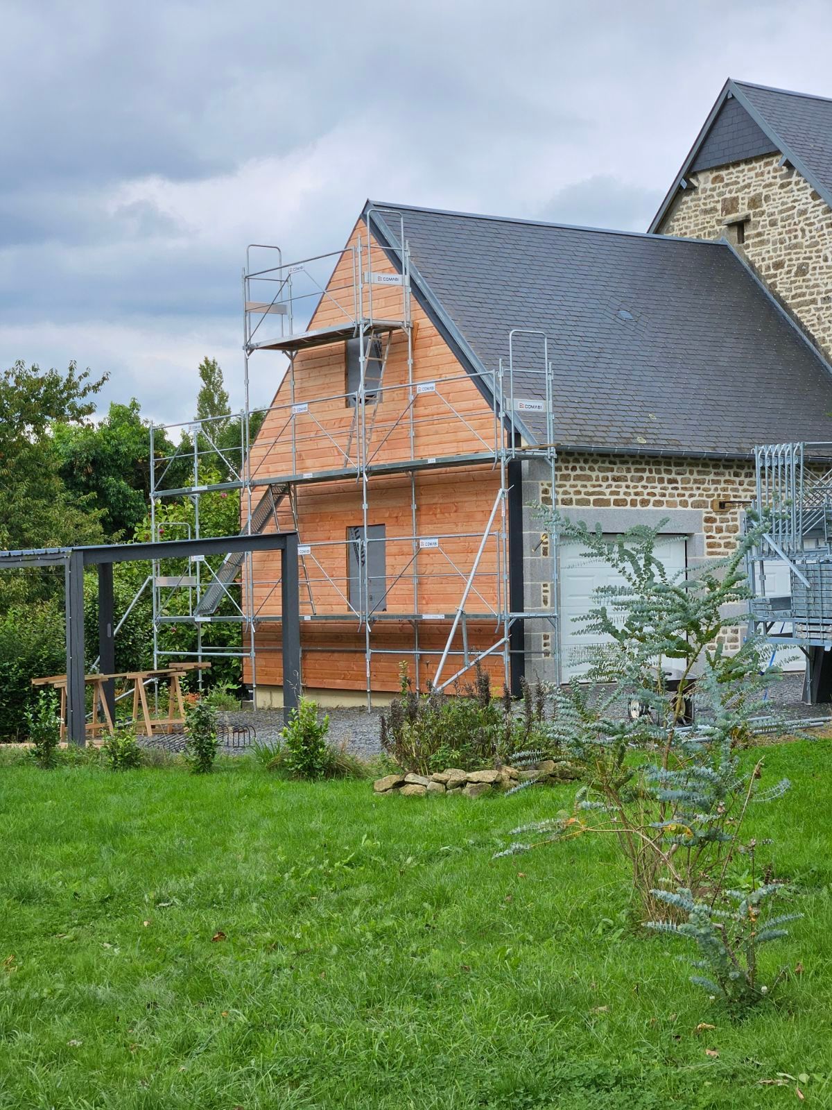 Échaffaudage posé sur un côté de maison en rénovation
