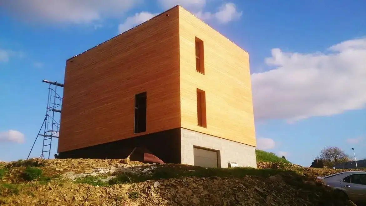 Grande maison en bois sur le haut d'une bute