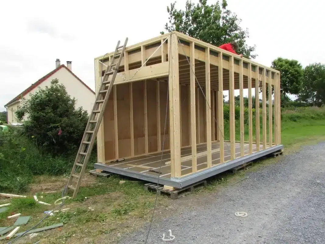 Bungalow avec ossature en bois posé au sol