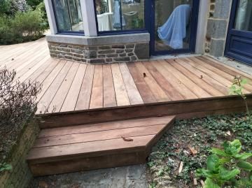 Début d'une terasse en bois avec une marche d'accès