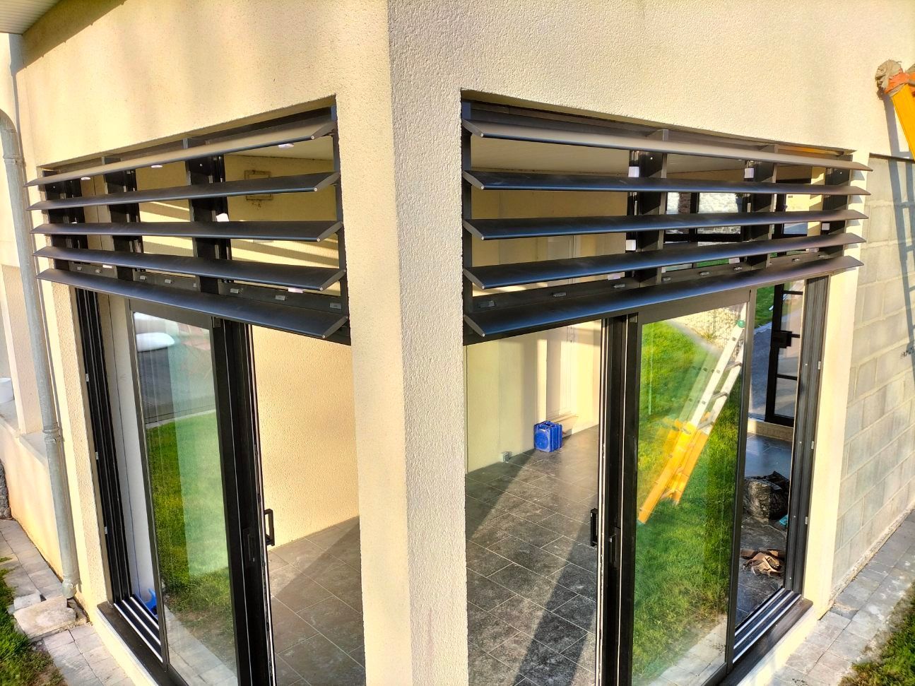 Deux grandes baies vitrées dans l'angle d'une maison