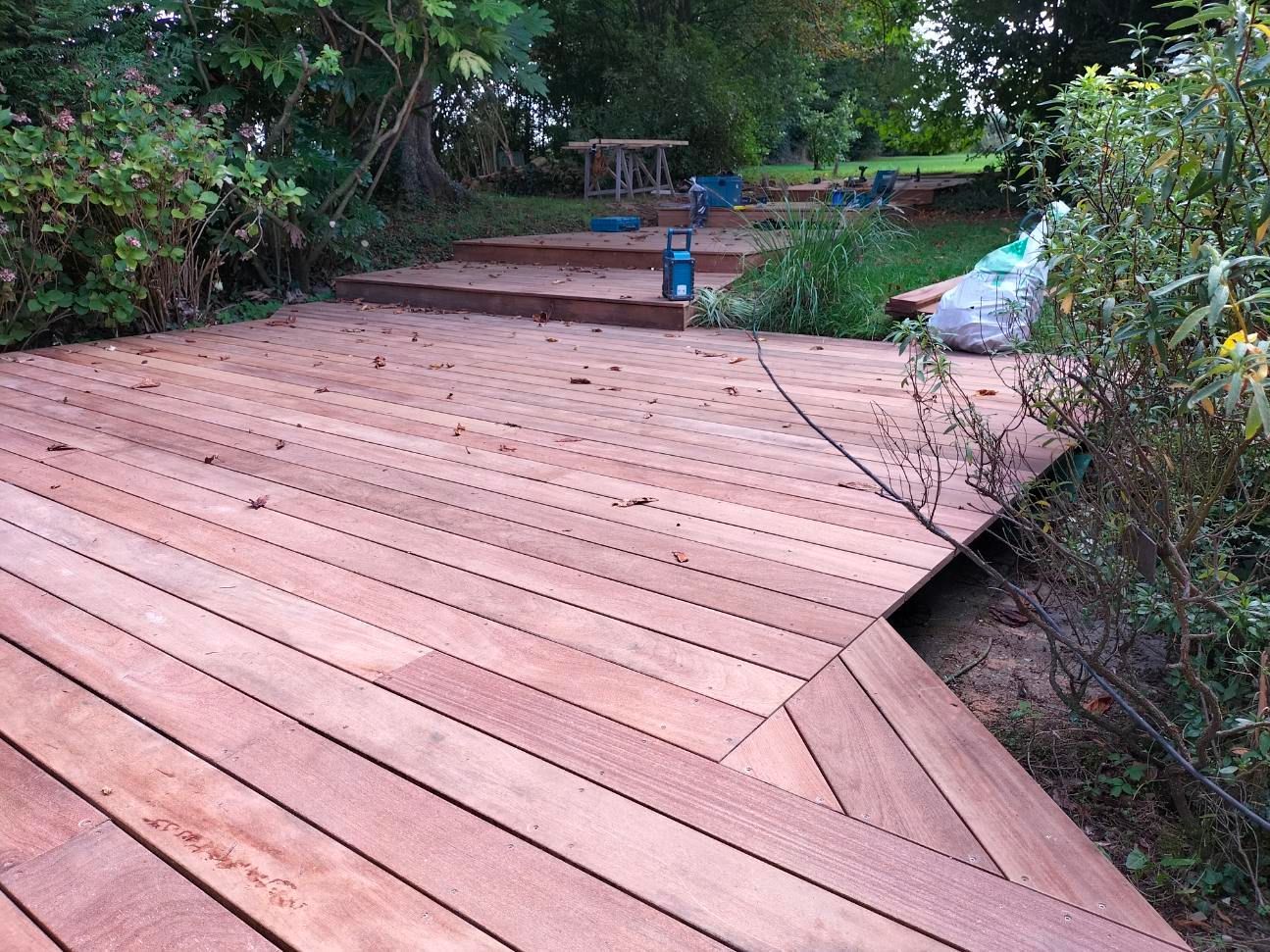Ras de sol d'une terrasse et allée en bois