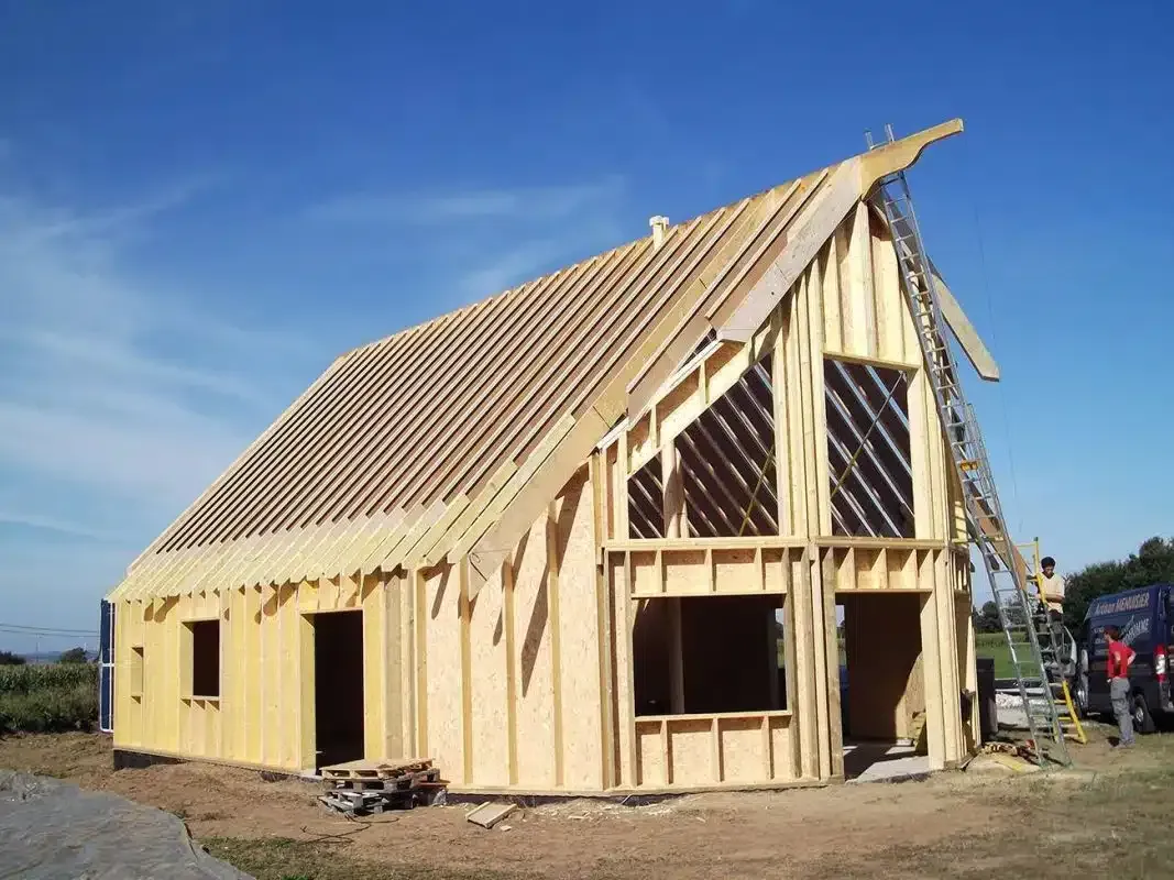 Construction d'une très grande maison en bois