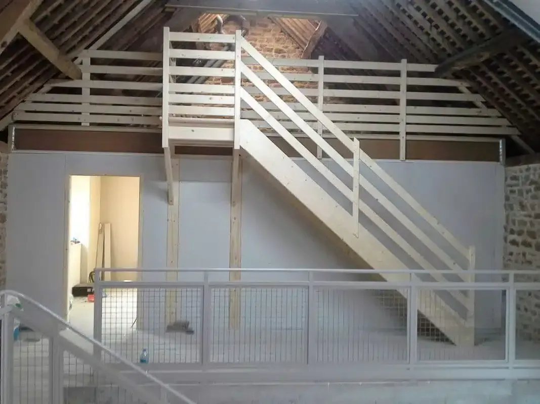 Pose d'un escalier en bois dans une maison