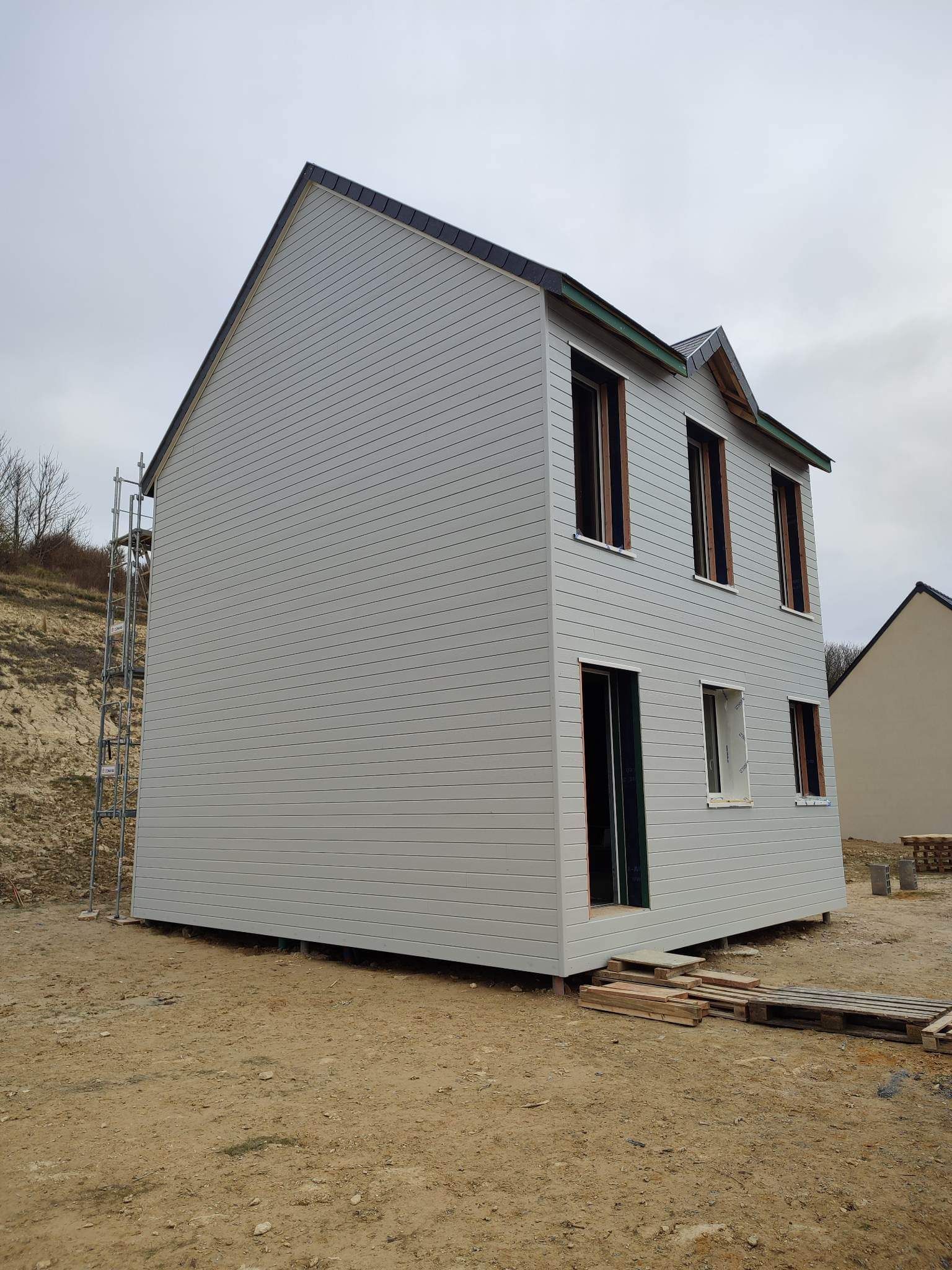 Grande maison avec étage au bardage gris clair