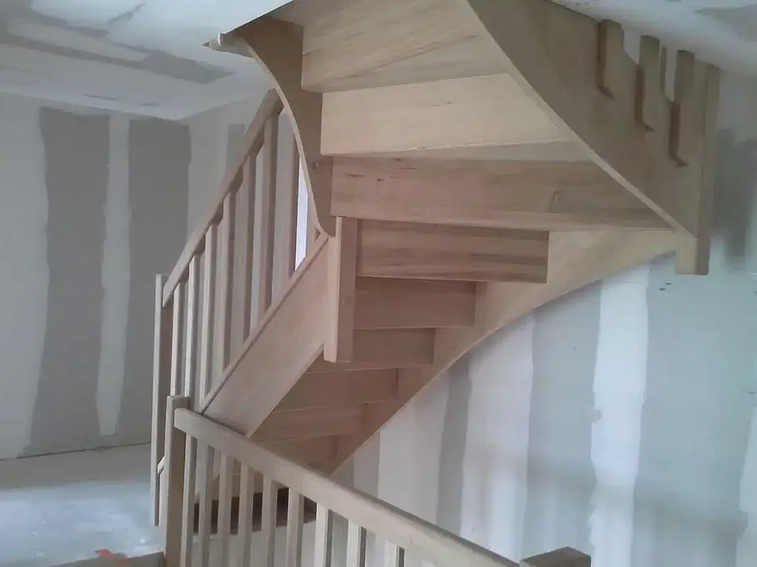 Escalier en bois d'une maison passive
