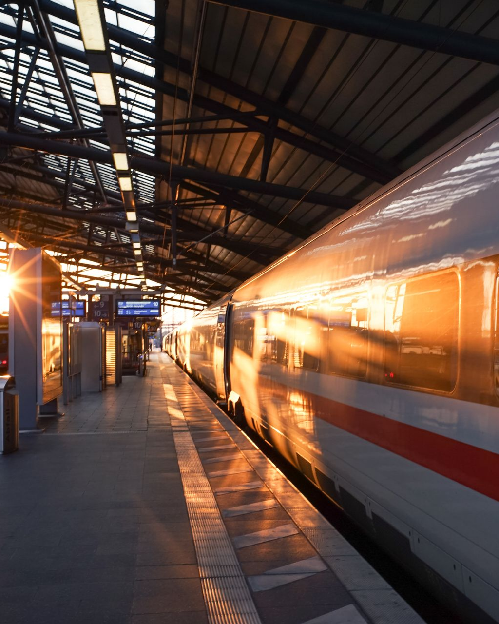 Train à quai, baigné d'une lumière dorée.