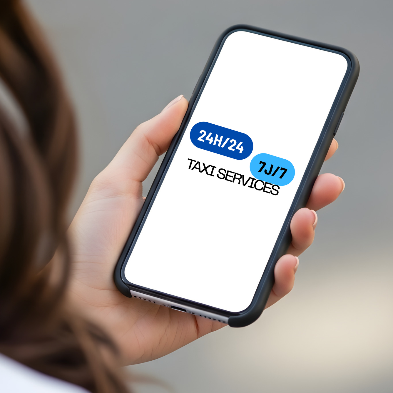 Personne tenant un téléphone affichant 24h/24 et 7j/7  