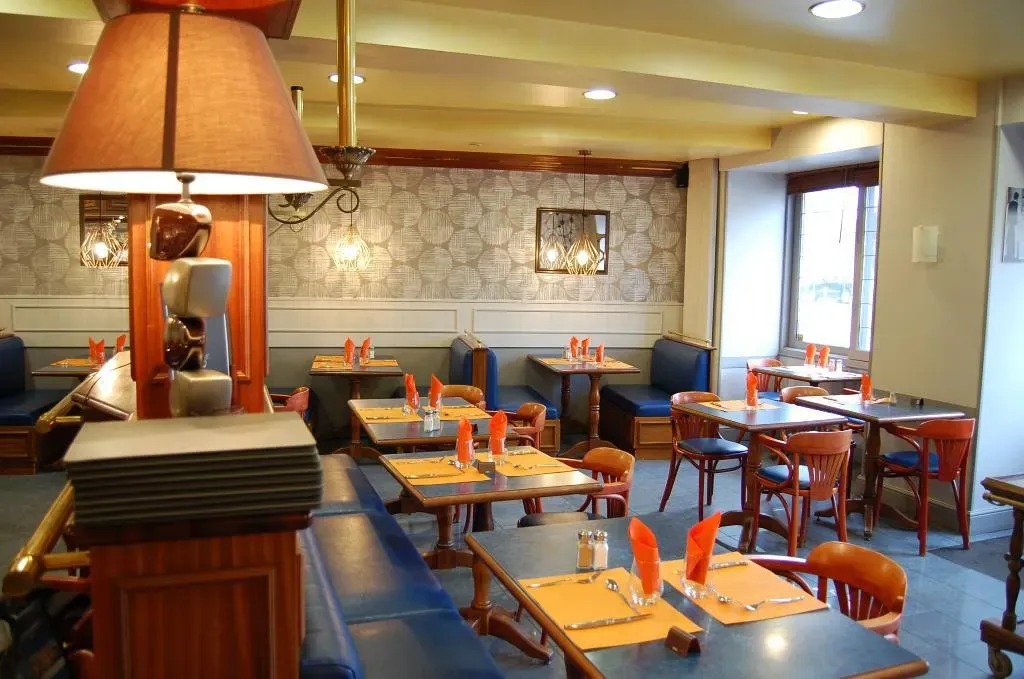 Salle du restaurant vue sur l'extérieur